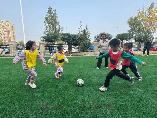 玩转足球 放飞希望——东胜区金融广场幼儿园足球运动纪实 玩转足球 放飞希望——东胜区金融广场幼儿园足球运动纪实