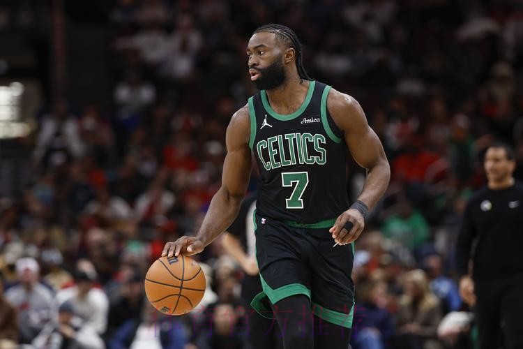 杰伦-布朗上半场16中6，三分5中1得到19分6篮板1助攻